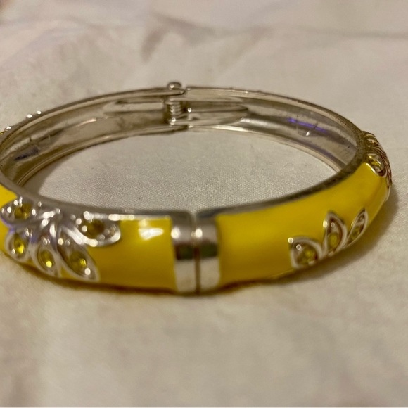 Pretty enamel snap bracelet Yellow with Gold tone flower accents - Picture 4 of 12
